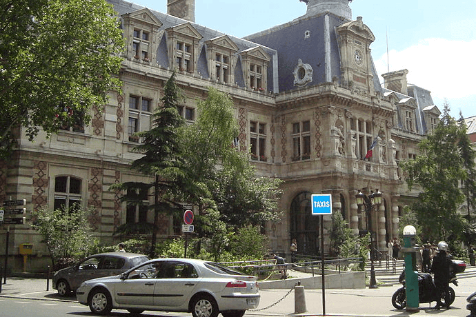 Dans le quartier de Bercy Village ou prĂšs de Nation, profitez dâune ambiance festive et de grands Ă©crans pour suivre vos Ă©quipes favorites.