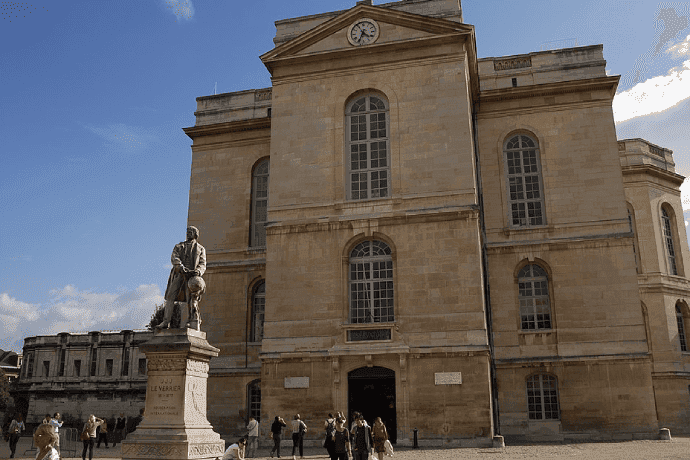 Les bars autour de Montparnasse et Alésia vous réservent des soirées sportives mémorables, avec une ambiance aussi conviviale que passionnée.