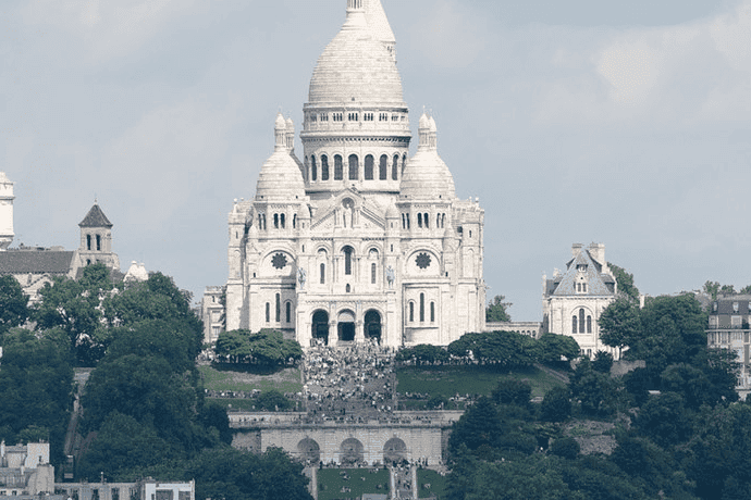 De Montmartre Ă Pigalle, le 18á” regorge de pubs animĂ©s oĂč lâambiance monte Ă chaque action dĂ©cisive des matchs diffusĂ©s.