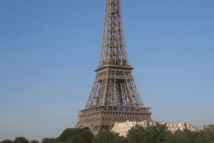 Découvrez les bars sportifs prÚs de la Tour Eiffel et des Invalides, parfaits pour suivre un match ce soir dans une ambiance chic et détendue.