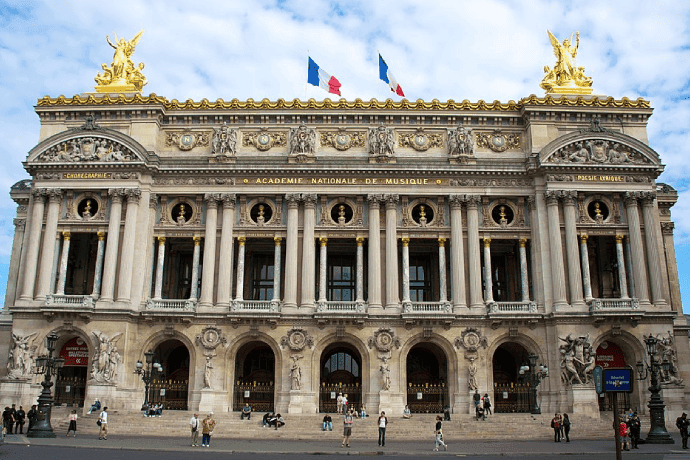 Dans les quartiers de Pigalle et des Grands Boulevards, retrouvez une ambiance électrique dans les bars diffusant les grandes rencontres sportives.