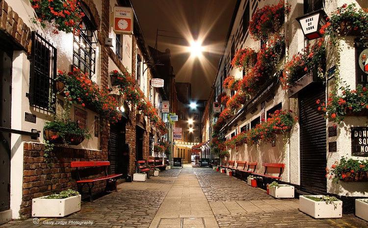 Looking for the best venues in Belfast to watch the match? Find the perfect pub for you with FANZO.